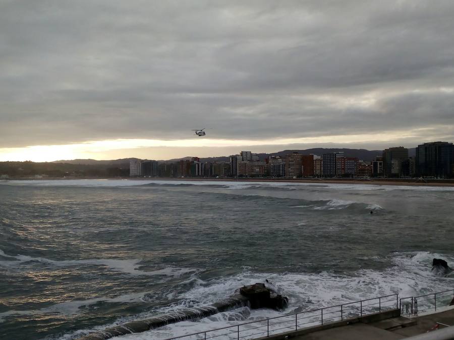 Rescatan a un hombre en la playa de San Lorenzo