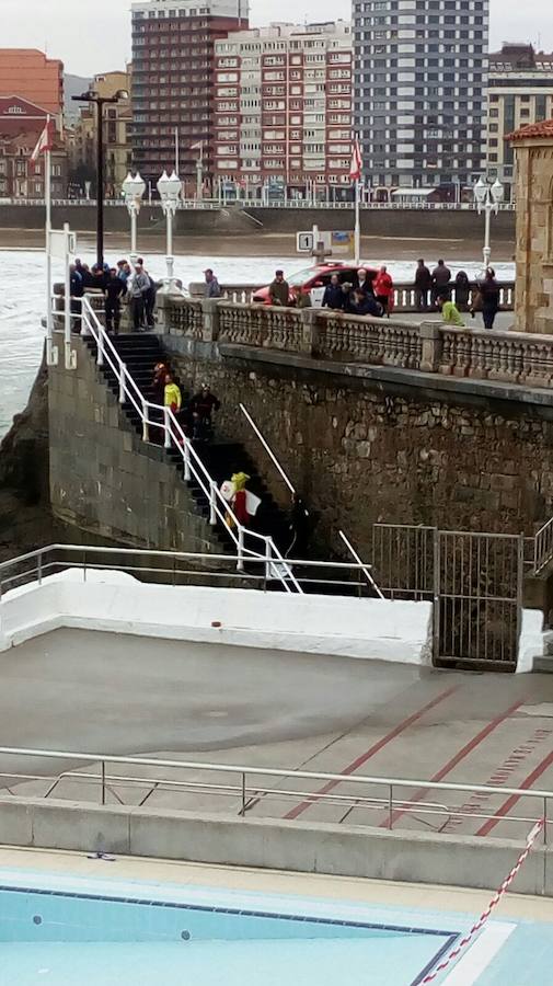 Rescatan a un hombre en la playa de San Lorenzo