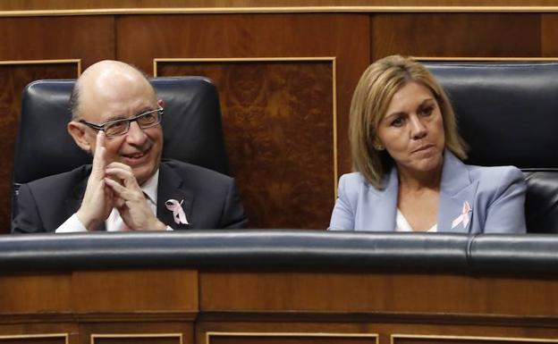 Cristóbal Montoro (i) y María Dolores de Cospedal, en el Congreso. 