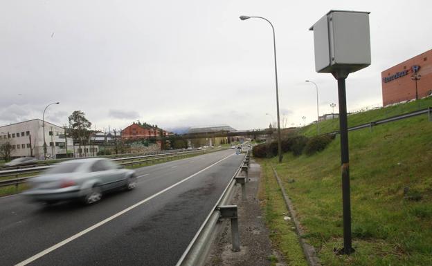 Radar de control de velocidad en la autopista 'Y' en Santullano.