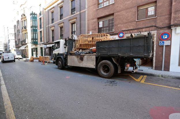 Camión de la contrata con las vallas para cortar la calle. 