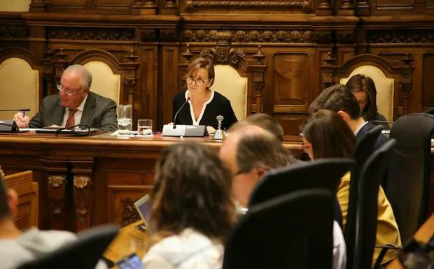 La oposición afea a Moriyón su «improvisación» y los incumplimientos plenarios
