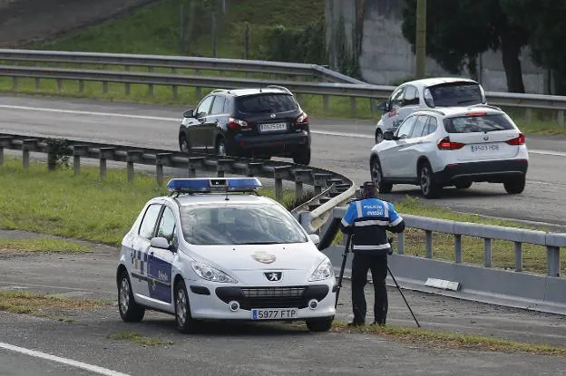 Un agente de la Policía Local con el radar móvil en la entrada a Oviedo por la 'Y'. 