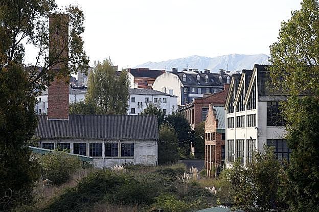 La central de calefacción. A la derecha, el taller de cañones; al fondo, el de ametralladoras. 