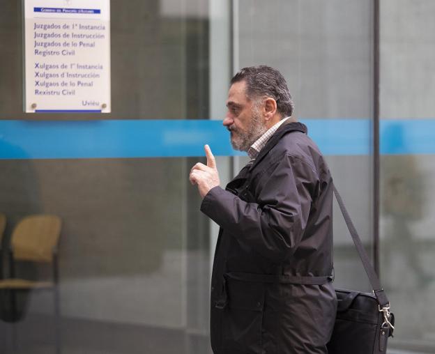 Antonio Ricardo Merino Díaz, exinterventor del Instituto para la Reestructuración de las Comarcas Mineras, a la entrada al juzgado. 