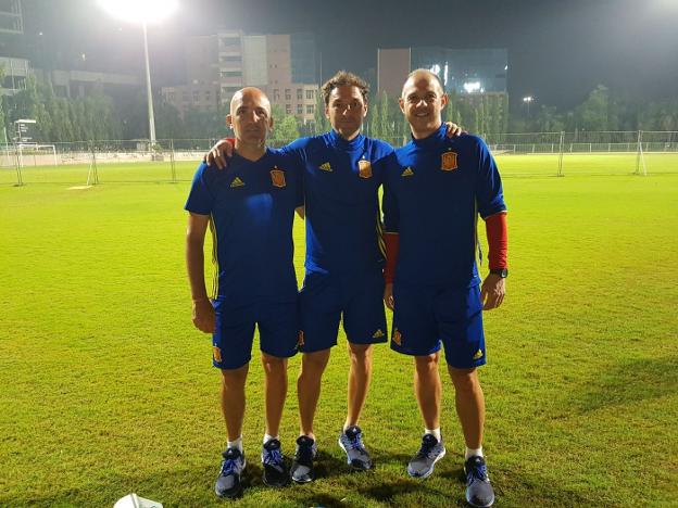 El gijonés Juanjo, con el seleccionador Santi Denia en el centro, y el preparador físico David Gordo, en la India. 