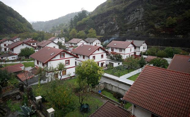 Vista del poblado minero de Bustiello.