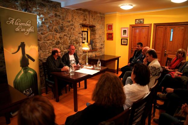 Xuan Bello, a la derecha, durante la presentación en la Sifonería de Cangas de Onís. 