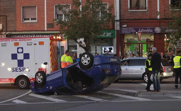 Herido un conductor tras volcar su coche en una rotonda en Oviedo