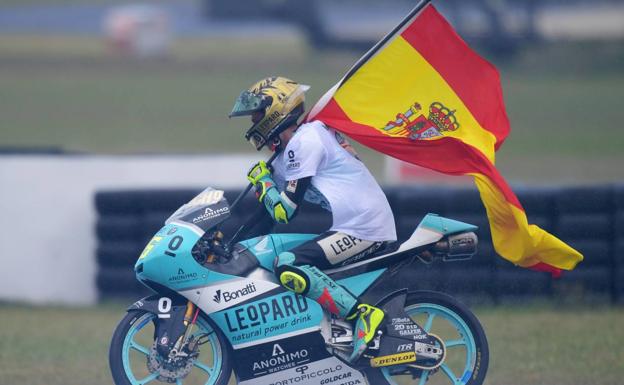 Joan Mir, con la bandera española tras ganar el Mundial de Moto3