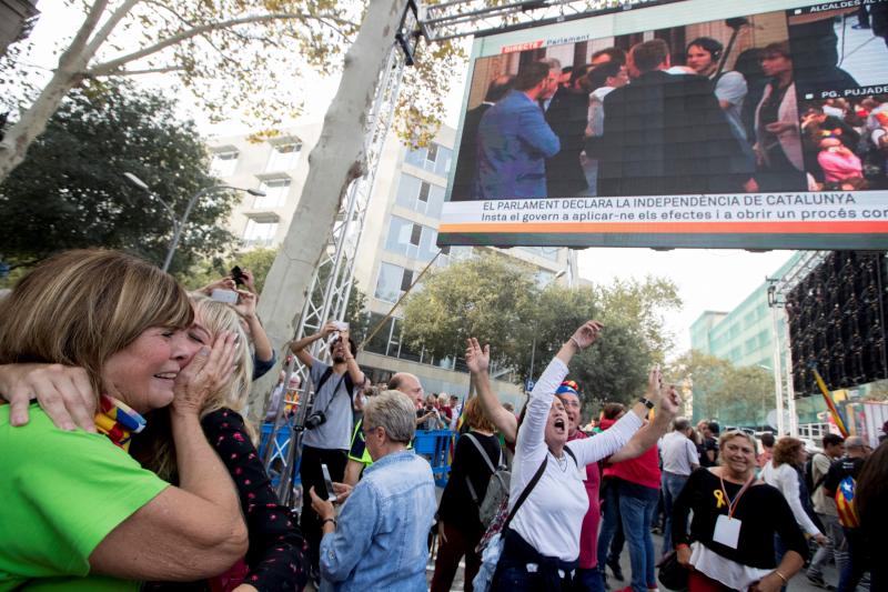 En el momento en el que se comunicaba la decisión del Parlament, la alegría y la emoción ha estallado en la plaza Sant Jaume