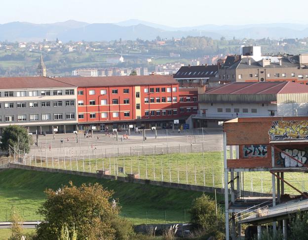 Los terrenos del colegio Loyola donde se ubicará el centro deportivo, junto a la estructura abandonada del 'spa' del Naranco. 