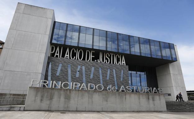 La Fiscalía pide una multa de 3.300 euros para una mujer que lanzó una maleta por la ventana de su casa en Gijón y golpeó a un peatón
