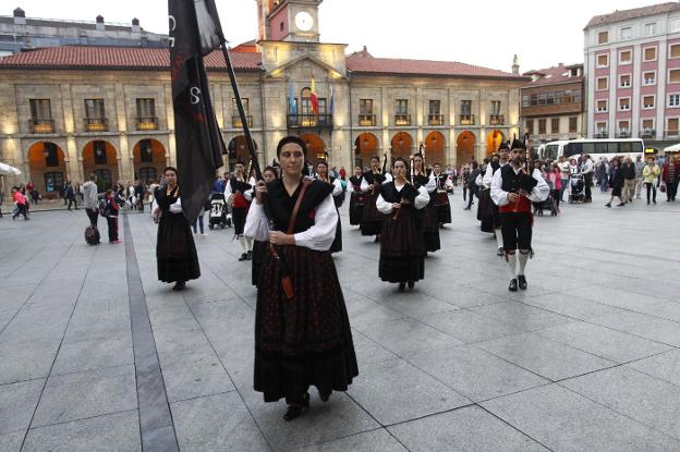 Desfile de la banda de gaitas El Trasno de Coaña. 