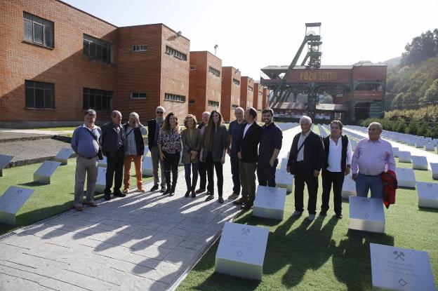 María Teresa Mallada, sexta por la izquierda, con Marisa Valle Roso (a su izquierda) y Anabel Santiago (a su derecha), además de Pachi Poncela, Alberto Rodríguez, el gaitero Pablo Carrera e integrantes de los coros que actuarán en el homenaje. 