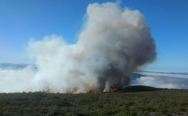 El viento reaviva el incendio en la Sierra de Uría, en Ibias