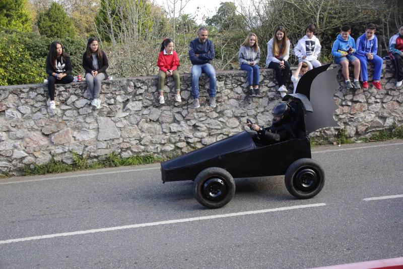 Ribadedeva sale a la calle para disfrutar de la popular carrera