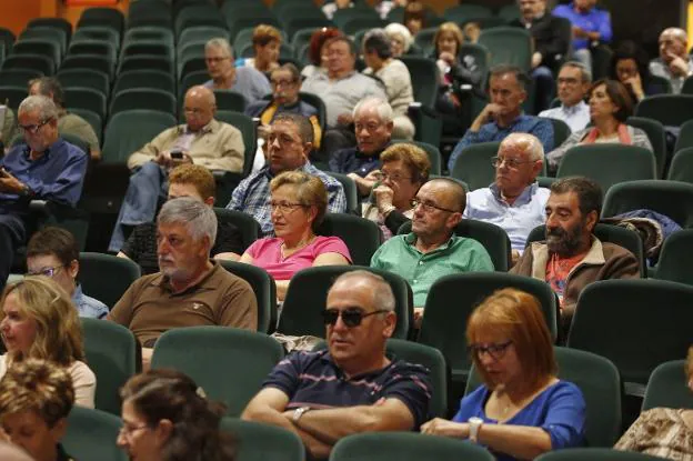Asistentes a la asamblea de la plataforma de afectados del ERA celebrada en Gijón. 