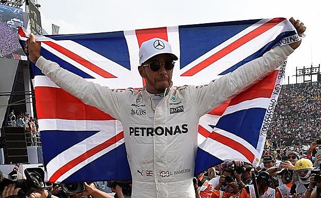 Lewis Hamilton celebra la consecución del título.