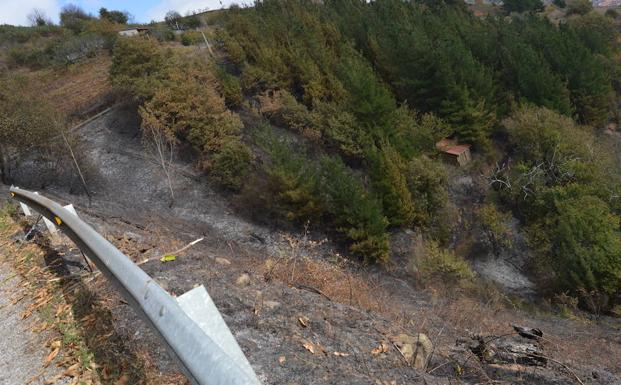 Controlado el incendio declarado esta madrugada cerca de Arayón y Amago, en Cangas del Narcea