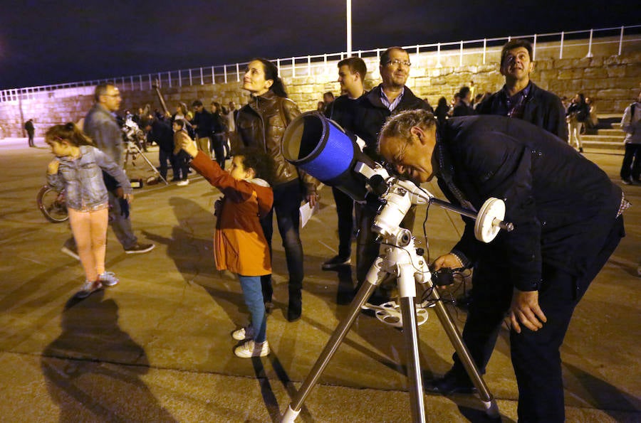 La Sociedad Astronómica Asturiana Omega organizó una noche de observación pública, donde los participantes pudieron ver la Luna con prismáticos y telescopios.