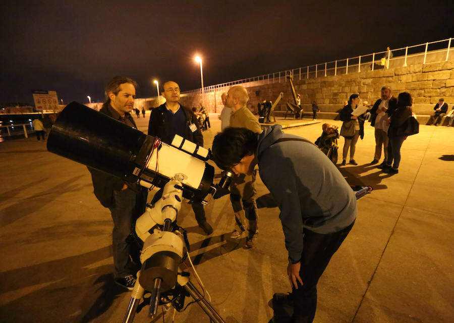 La Sociedad Astronómica Asturiana Omega organizó una noche de observación pública, donde los participantes pudieron ver la Luna con prismáticos y telescopios.