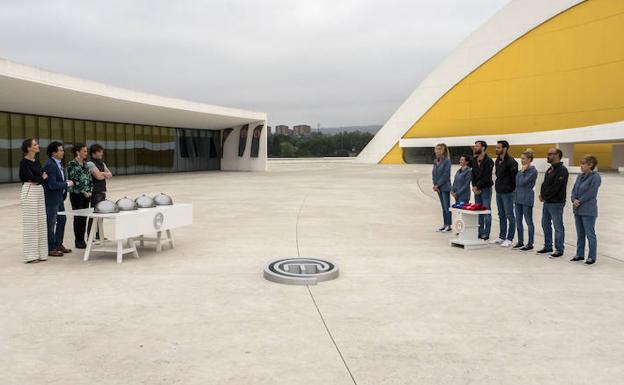 El jurado y los concursantes, en la plaza del Centro Niemeyer.