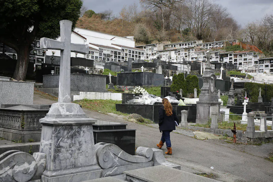 El cementerio de Sama de Langreo tiene destacados ejemplos de arte funerario en una distintiva distribución escalonada. 