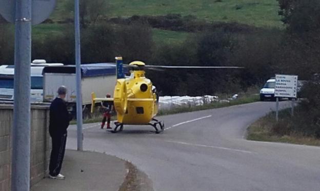 El helicóptero del SEPA evacuó a uno de los heridos al HUCA. 