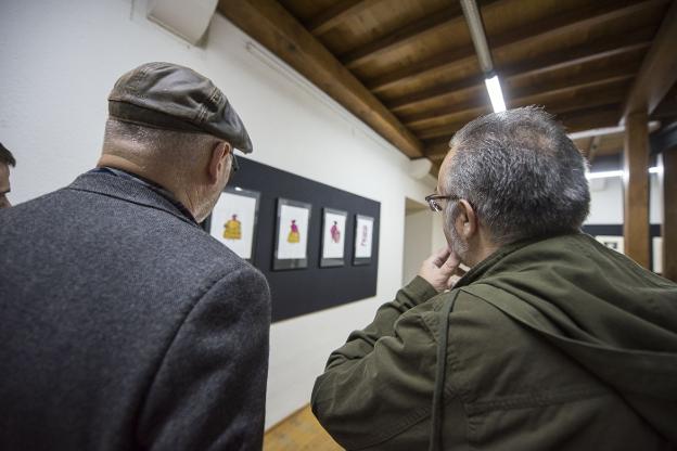 Rodríguez y 'Gavito' observan los cuadros.
