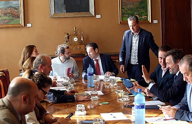 Un momento de la reunión de portavoces, ayer, en la Junta. 