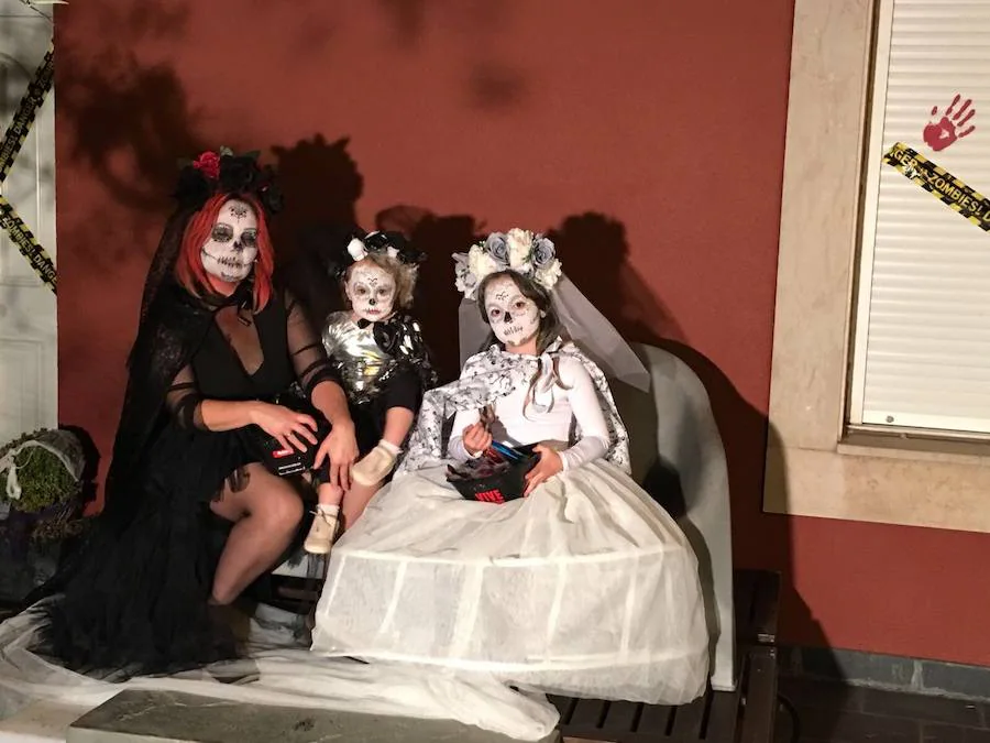 Los vecinos de Xivares también han celebrado este martes su particular fiesta de Halloween, en la que han participado unos 200 niños