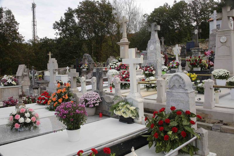 Los cementerios asturianos registran este miércoles una gran afluencia con motivo del Día de Todos los Santos