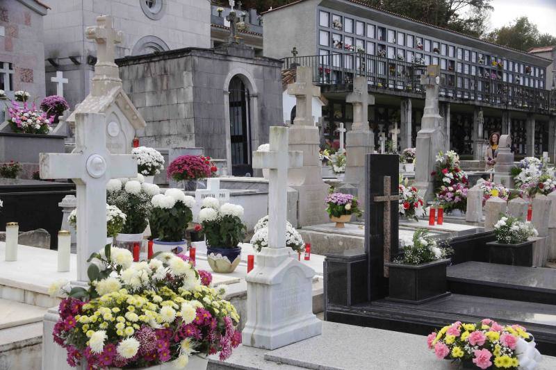 Los cementerios asturianos registran este miércoles una gran afluencia con motivo del Día de Todos los Santos