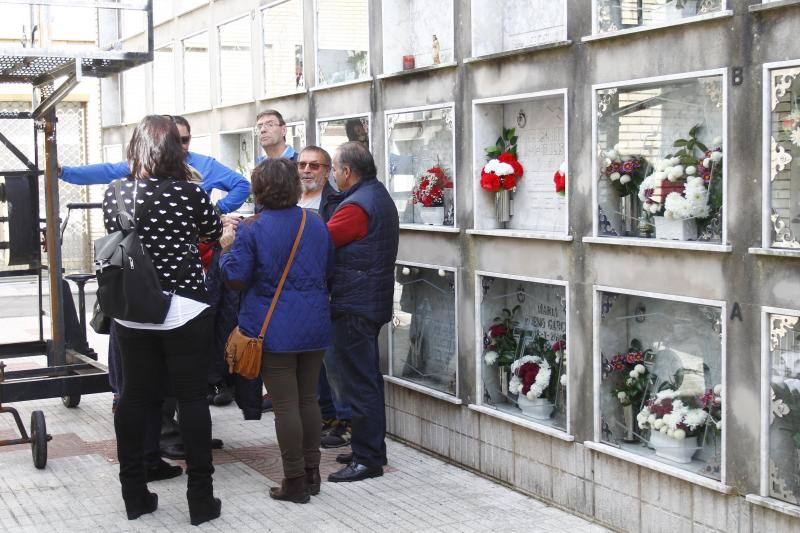 Cientos de personas se acercan al cementerio de La Carriona con motivo de la festividad de Todos los Santos