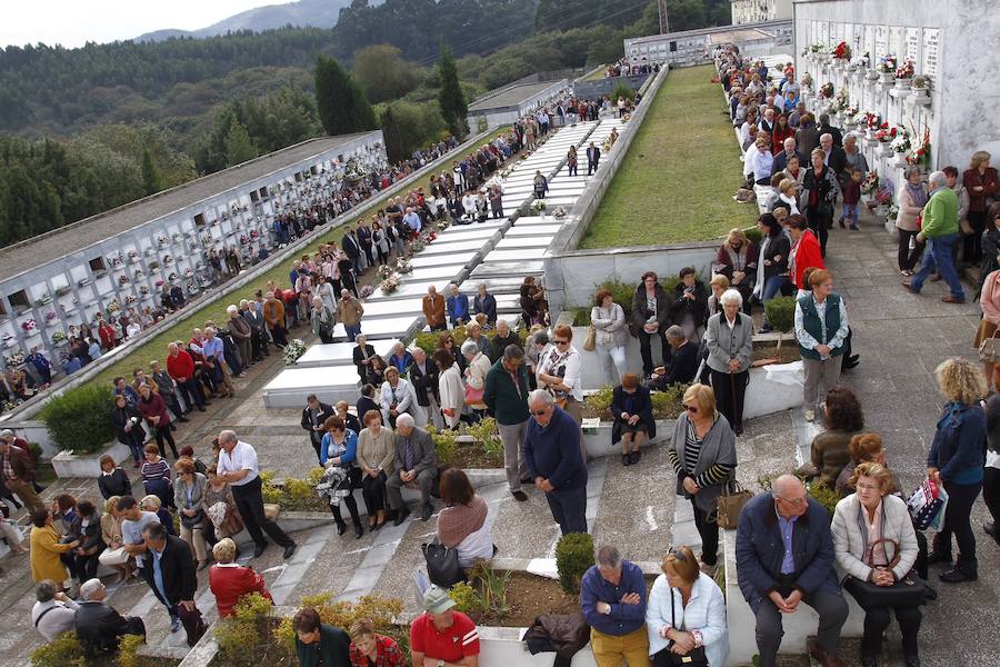 Cientos de personas se acercan al cementerio de La Carriona con motivo de la festividad de Todos los Santos
