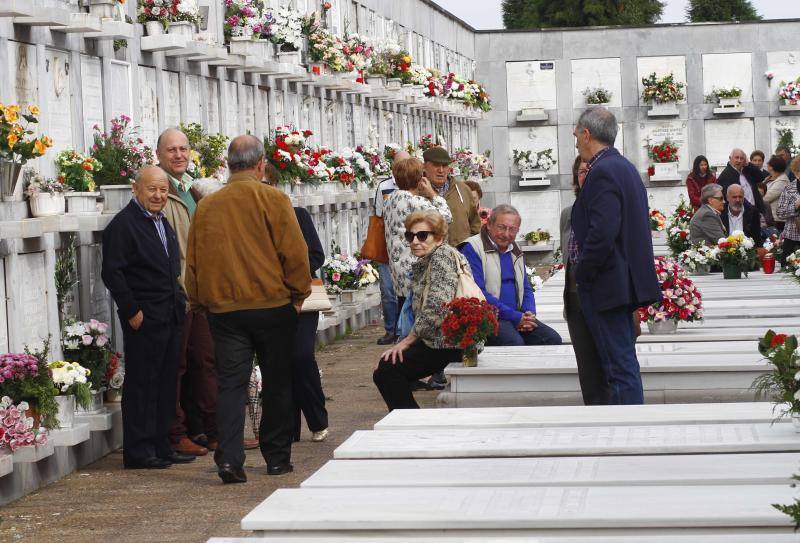 Cientos de personas se acercan al cementerio de La Carriona con motivo de la festividad de Todos los Santos