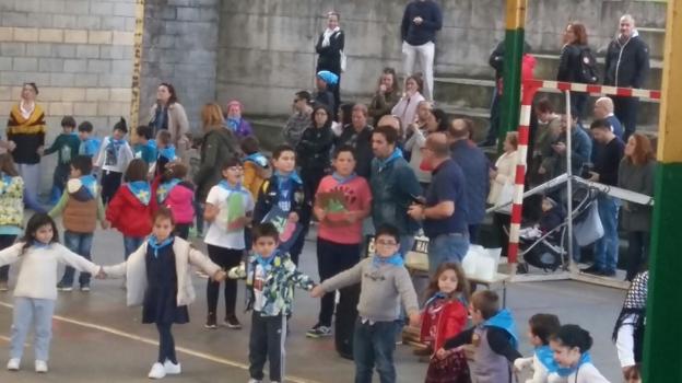 La danza prima en el amagüestu del colegio de Villalegre. :: A. E.