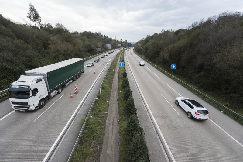 Retenciones en la autovía del Cantábrico por obras en Montico