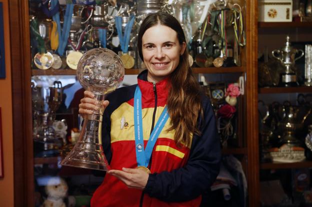 Beatriz Martínez, en su domicilio de Tiñana, con la copa y la medalla que logró el pasado fin de semana en Abu Dabi. 