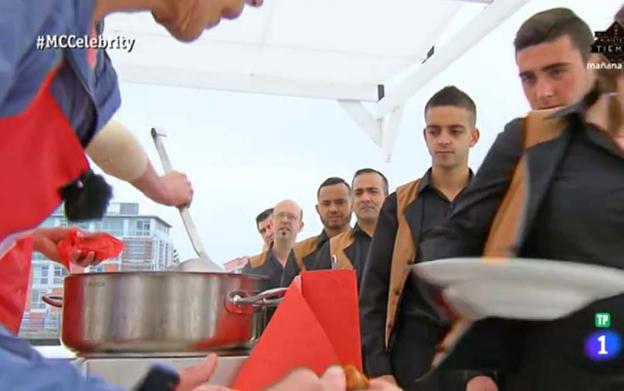 Germán Fernández (segundo por la derecha), durante una de sus apariciones en el último capítulo de Masterchef Celebrity. 