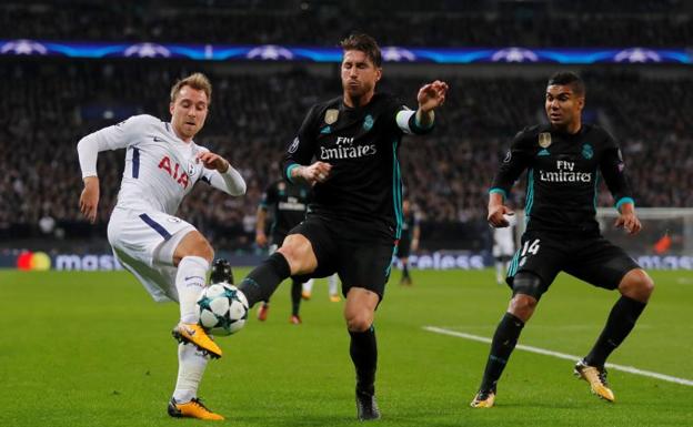 Sergio Ramos pugna por un balón ante Christian Eriksen.