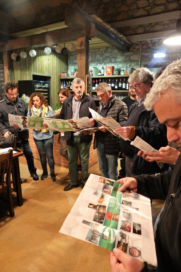 Concejales y lagareros en Lugones durante la reunión. 