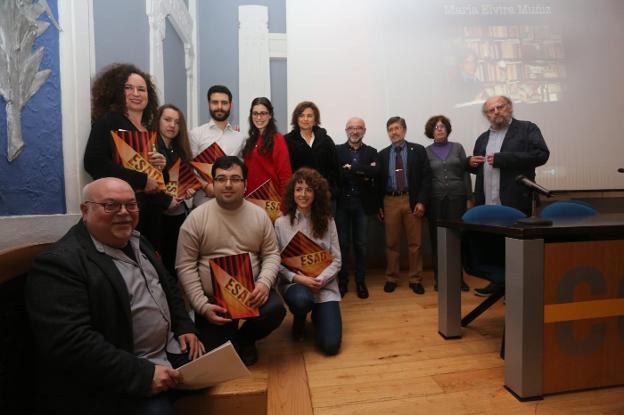 Miembros de la ESAD que leyeron poemas en el primer aniversario de la muerte de María Elvira Muñiz conmemorado en el Antiguo Instituto. Detrás, Montserrat López, Joaquín Amores, José Antonio Gómez, Ana Gloria Blanco y Francisco Álvarez Velasco. 