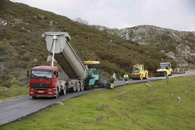 El asfaltado de la carretera a los Lagos comenzó en las inmediaciones del Enol y llegará casi hasta Covadonga. 