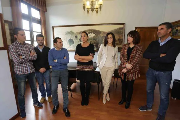Marifé Gómez en el centro, acompañada del alcalde y los concejales del PP en Cangas de Onís. 