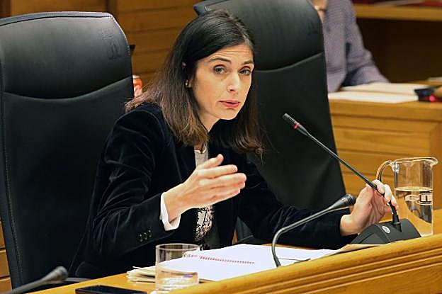 La concejala de Hacienda, Ana Braña, interviene en un Pleno. 