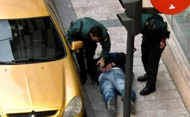 Momento de la detención de uno de los atracadores de la sucursal de Cangas de Onís.