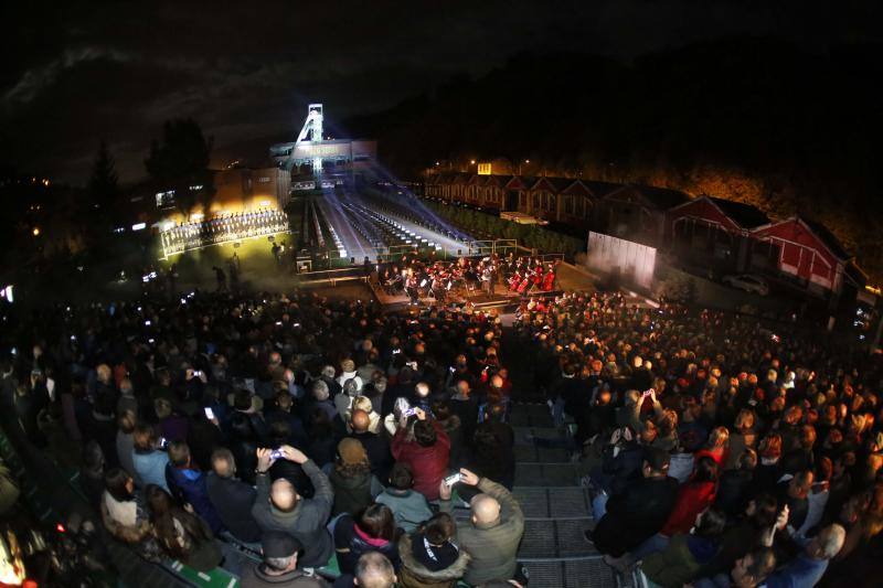 Multitudinario homenaje en el pozo Sotón a los mineros fallecidos