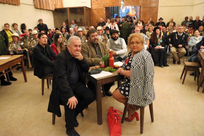 La Buena Cofradía de los Siceratores ha celebrado su cuarto Gran Capítulo, en el que han sido nombrados cofrades de honor de la Sidra Víctor Manuel, Lisardo Lombardía y Las Guisanderas. 